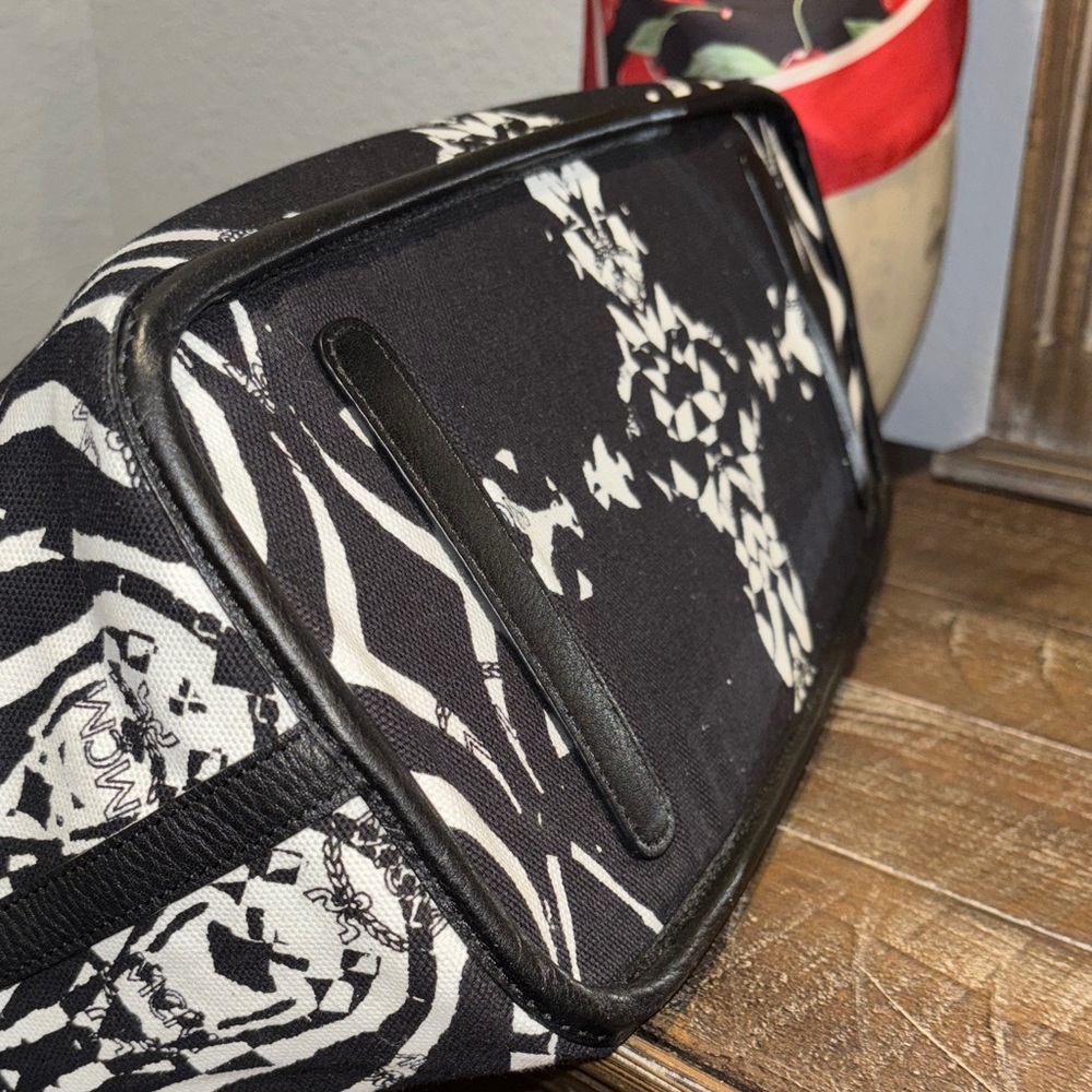 MCM Black and White Reversible Leather/canvas Tote - Picture 8 of 12
